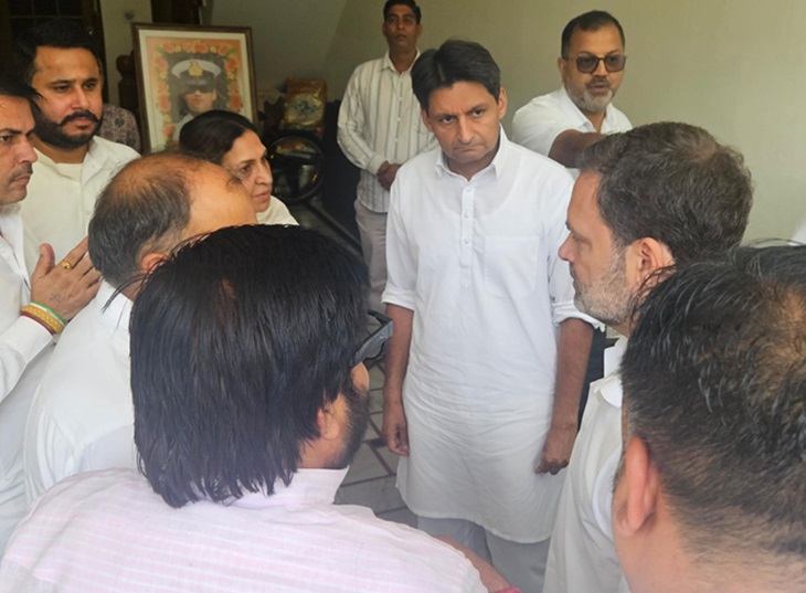 राहुल गांधी विनय नरवाल यांच्या वडिलांना भेटताना खासदार दीपेंद्र हुड्डाही उपस्थित होते.