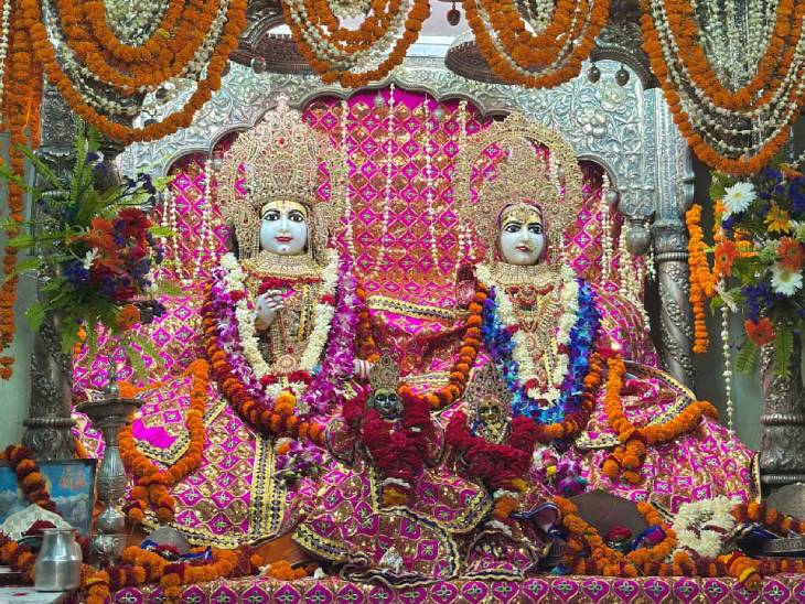 श्रीसीता जन्मोत्सव पर प्रसिद्ध जानकी महल ट्रस्ट का सजा गर्भगृह।