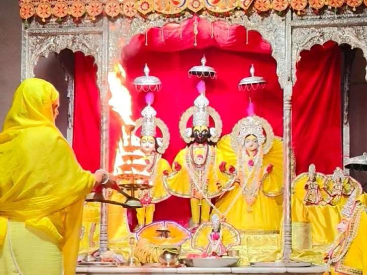 दोपहर ठीक 12 बजे आचार्य पीठ लक्ष्मण किला में आरती कर श्रीसीता के इस पर अवतरित होने का उल्लास मनाया गया।