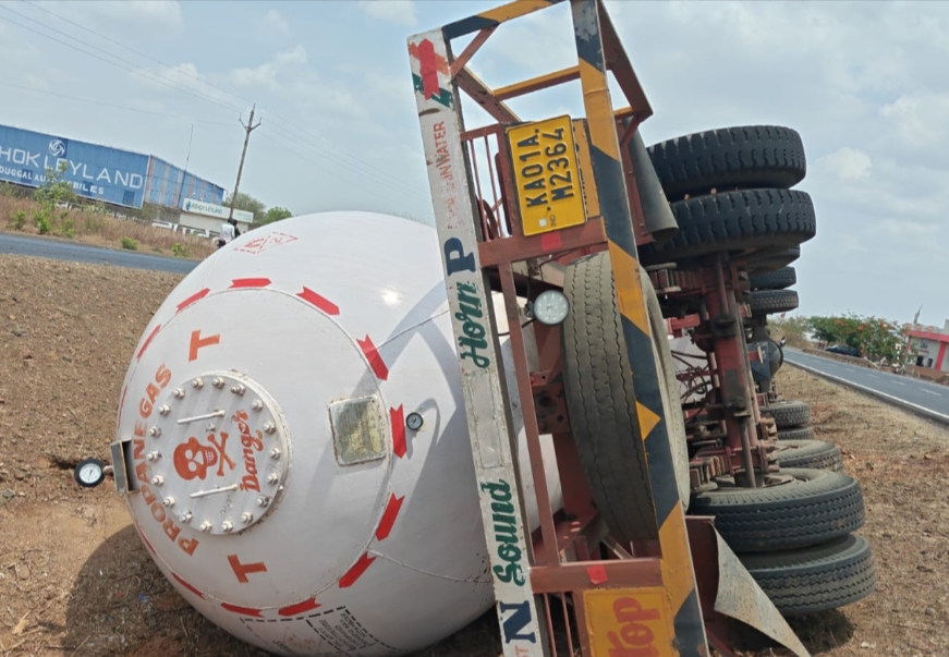 A tanker full of propane gas overturned in Guna