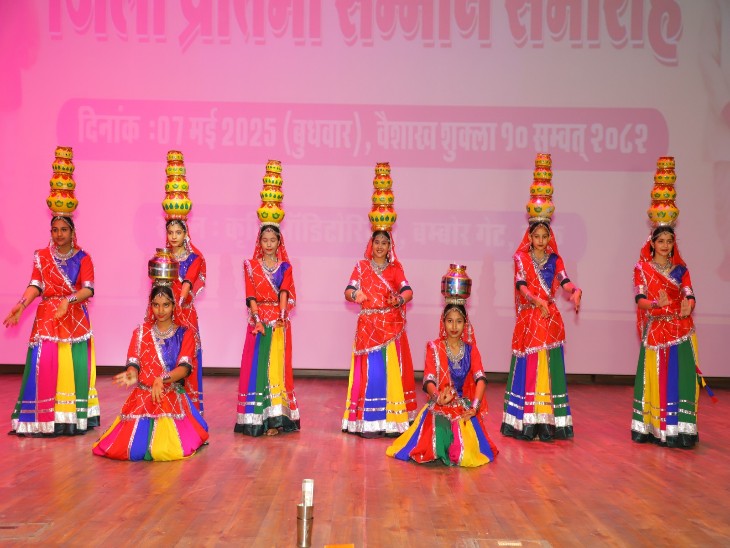 प्रतिभा सम्मान समरोह में सांस्कृतिक कार्यक्रम पेश करती छात्राएं।