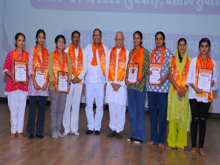 प्रतिभाओं को सम्मानित करते अतिथि।