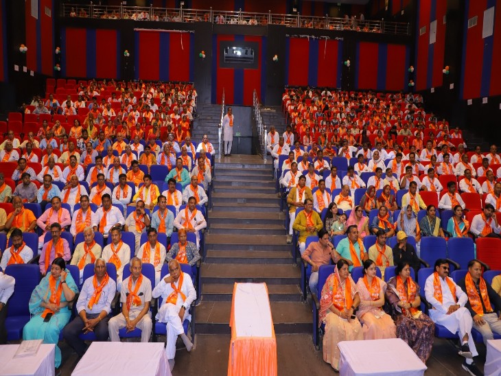 कार्यक्रम में मौजूद अभिभावक, बच्चे ।