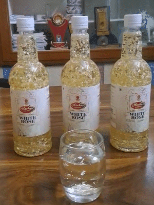 ये है वाइट रोज, जो सफेद फूलों से तैयार होता है।