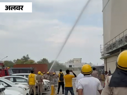 अलवर में डी-मार्ट पर एयर स्ट्राइक की मॉक ड्रिल की गई। इस दौरान फायर ब्रिगेड की गाड़ियां हमले की सूचना के महज चंद सेकेंड में ही पहुंच गई।