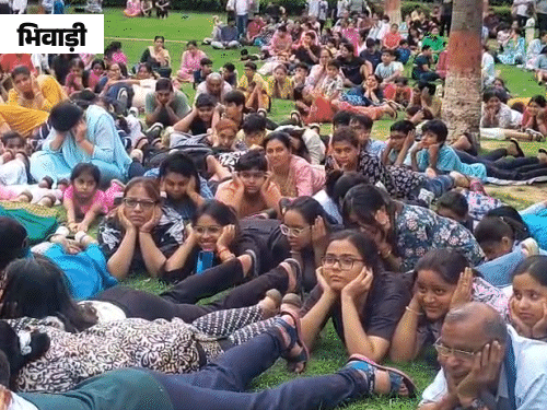 भिवाड़ी में हाईराइज सोसाइटी में एयर स्ट्राइक की मॉक ड्रिल की गई। सायरन बजाकर लोगों को अलर्ट किया गया। बिल्डिंग में फंसे महिला-पुरुष और बच्चों को बाहर निकाला और खाली मैदान में लाकर पेट के बल लेटा कर उन्हें बचाव के उपाय बताए।