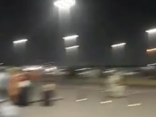 तस्वीर पाकिस्तान के पंजाब प्रांत की है। दावा किया जा रहा है कि भारत की जवाबी कार्रवाई में मस्जिद तैयब में तबाही हुई है।
