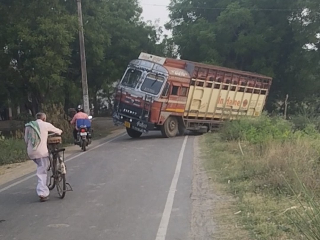 A truck loaded with gas cylinders got stuck on the roadside