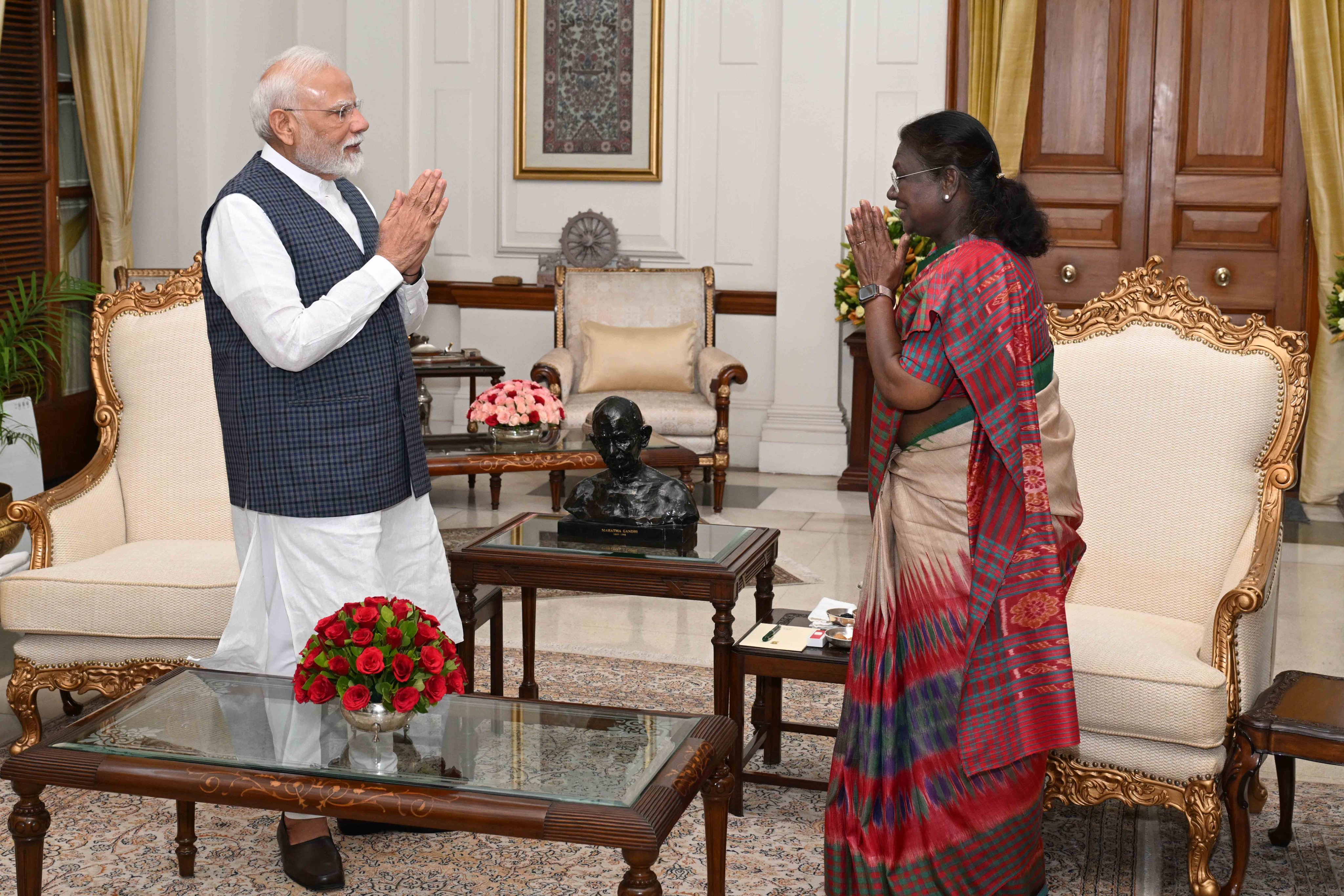मोदी और राष्ट्रपति के बीच 30 मिनट बातचीत हुई।