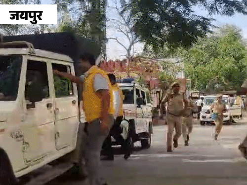 जयपुर में BSNL ऑफिस में एयर स्ट्राइक की मॉक ड्रिल की गई। हमले की सूचना के साथ ही पुलिसकर्मी दौड़ पड़े।