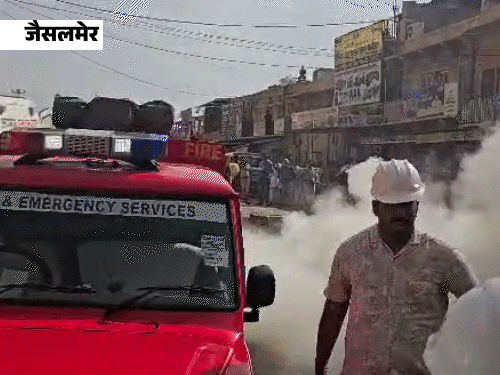 जैसलमेर में सोनार किले के पास एक होटल पर एयर स्ट्राइक की मॉक ड्रिल की गई। हमले की सूचना पर तुरंत SDRF, फायर ब्रिगेड, पुलिस की टीमें मौके पर पहुंची।