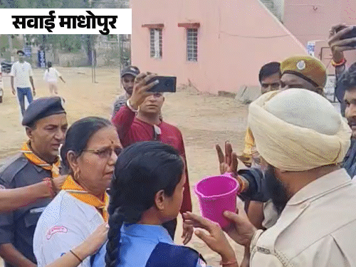 सवाई माधोपुर में एयर स्ट्राइक की मॉक ड्रिल के दौरान पुलिस के साथ स्काउट्स ने भी घायलों की मदद की।