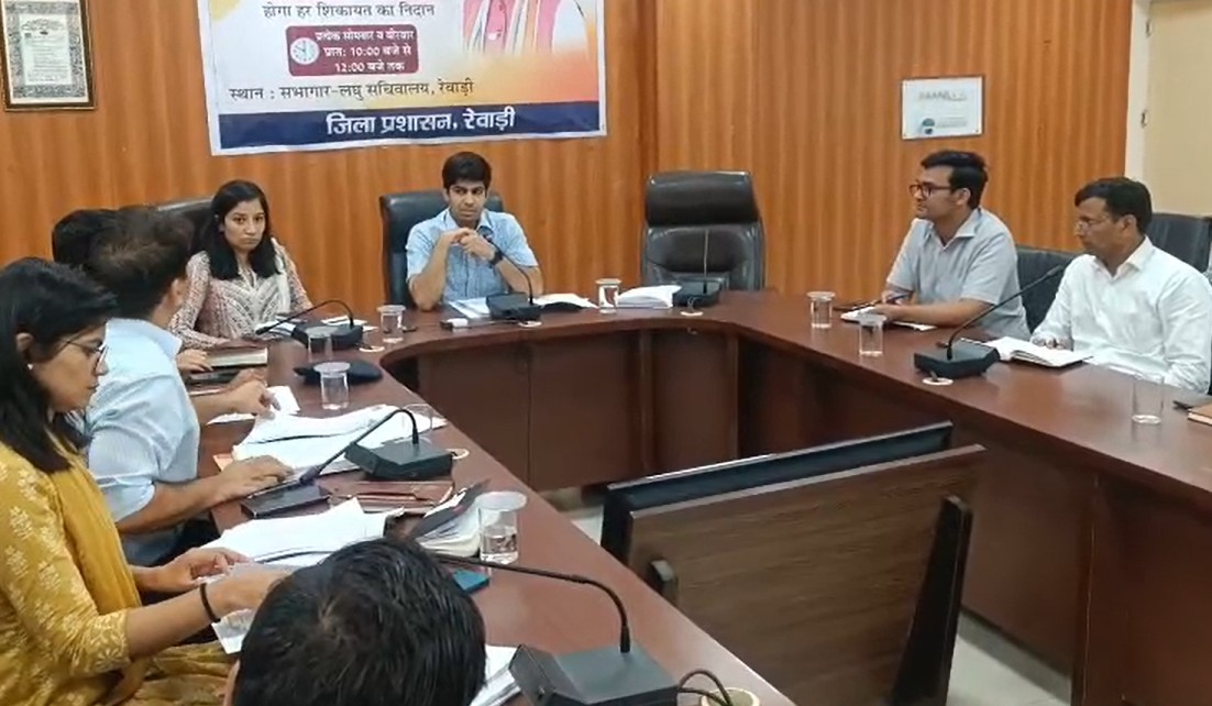 रेवाड़ी में मॉकडि्रल को लेकर बैठक लेते हुए DC अभिषेक मीणा।
