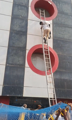 सीकर में बायो स्कोप मॉल में एयर स्ट्राइक की मॉक ड्रिल की गई। हमले में घायल को खिड़की से बाहर निकाला गया।