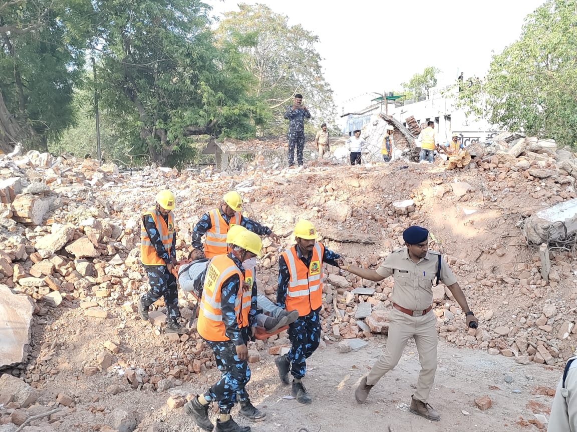 मलबे से निकालकर लोगों को तुरंत अस्पताल पहुंचाया गया।