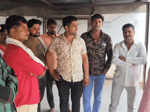 हॉस्पिटल में मौजूद दूल्हे के परिवार के लोग और रिश्तेदार।