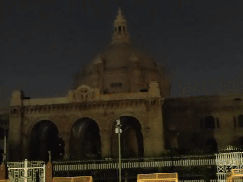 विधान सभा के अंदर-बाहर ब्लैक आउट रहा।