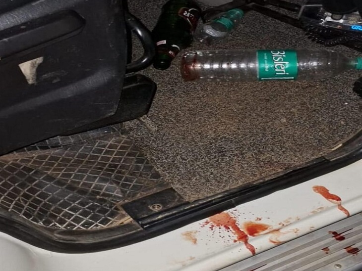 गाड़ी के अंदर बिखरा घायलों का खून।