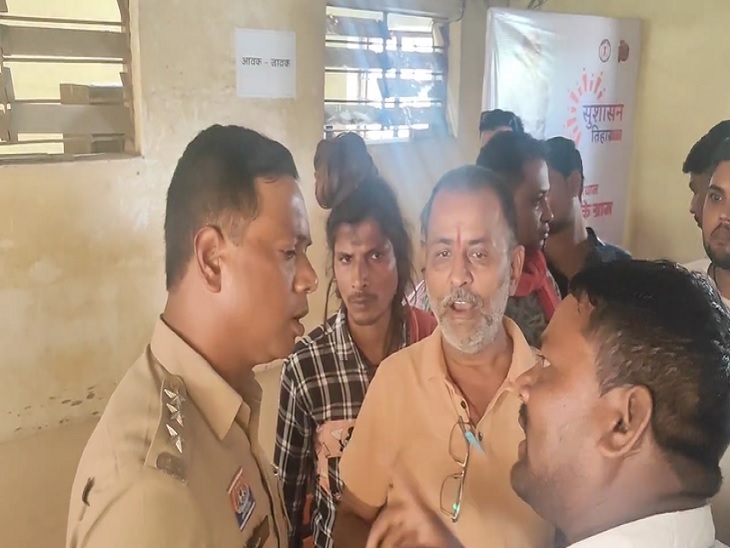 घेराव के दौरान नाराजगी जताते परिजन - Dainik Bhaskar