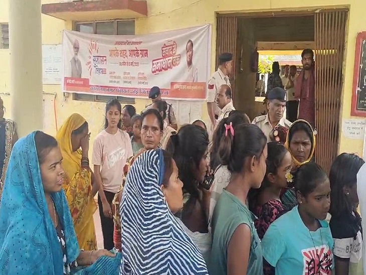 घेराव के दौरान मौजूद महिलाएं और बच्चे।