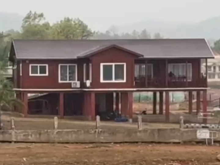 रिसॉर्ट खाली पड़े है।