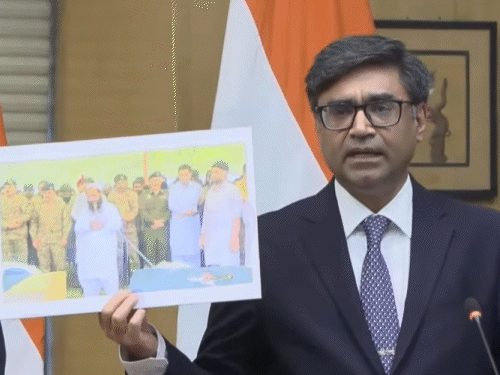 विदेश सचिव विक्रम मिसरी ने प्रेस कॉन्फ्रेंस के दौरान बुधवार को पाक में आतंकियों के जनाजे की तस्वीर दिखाई। - Dainik Bhaskar