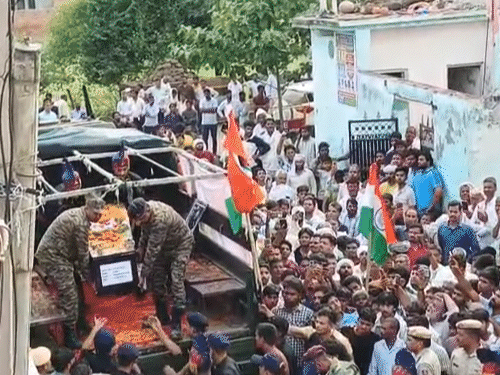 लष्कराच्या वाहनातून शहीद लान्स नाईक यांचे पार्थिव खाली उतरवताना अधिकारी.