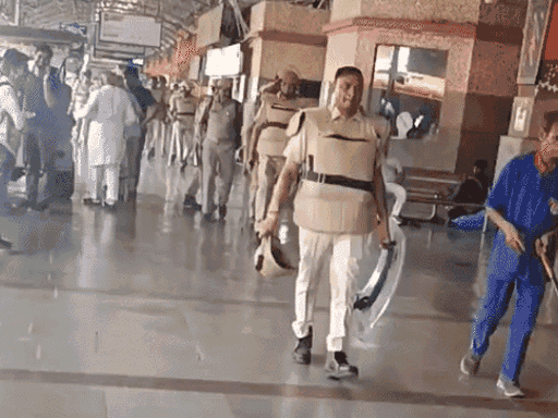 चारबाग रेलवे स्टेशन पर फ्लैग मार्च हुआ।