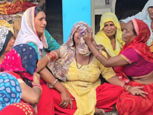 लान्स नाईक दिनेश यांच्या आईचे सांत्वन करणाऱ्या महिला.