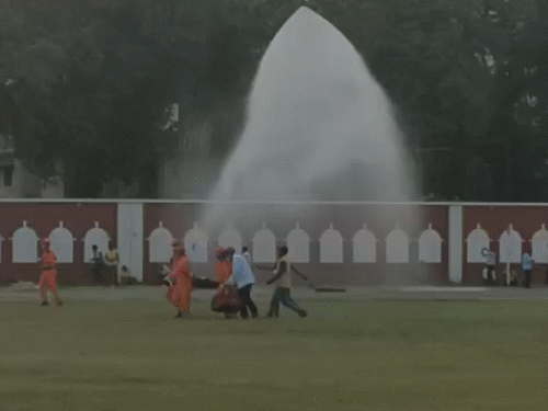 पुलिस लाइन में बमबारी में घायल हुए लोगों को एम्बुलेंस से अस्पताल पहुंचाया गया।