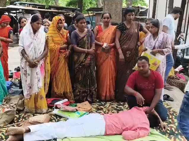आंगनबाड़ी भर्ती घोटाले का विरोध, तीसरे दिन भी अनशन जारी। - Dainik Bhaskar