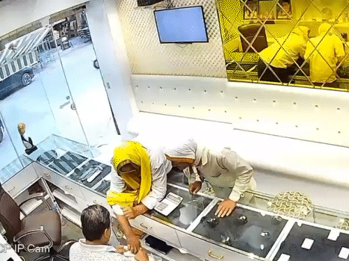 नया बाजार स्थित आशा ज्वेलर्स दुकान में दोनों बुजुर्ग चोर ज्वेलर से बात करते हुए।