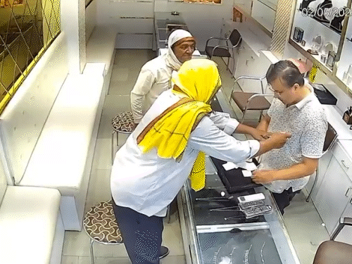 सीसीटीवी में दोनों बुजुर्ग चोरों के चेहरे साफ नजर आ रहे है। ज्वेलर को मोल-भाव का दबाव बनाते हुए दोनों।