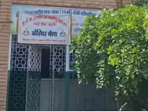 जिल्हाधिकाऱ्यांच्या आदेशानंतर, विद्यार्थी बाडमेरमधील गांधी चौक येथील सरकारी उच्च माध्यमिक शाळेत आलेले नाहीत.