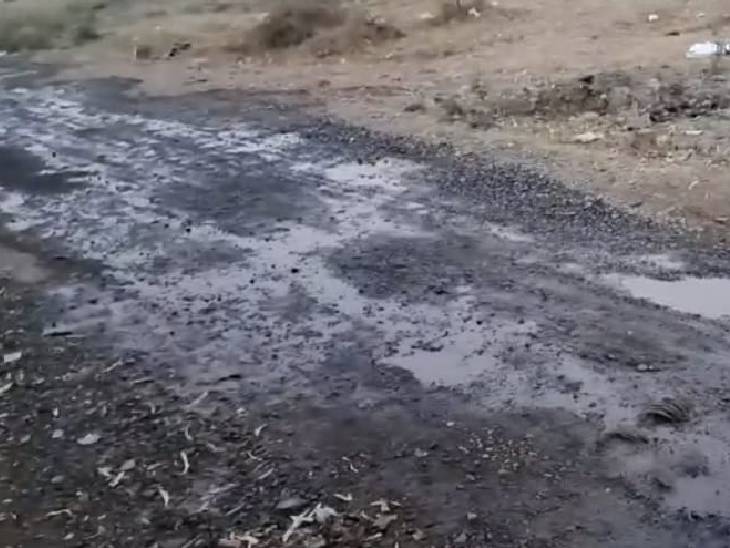 कॉलोनी में सड़कों की ऐसी स्थिति है।