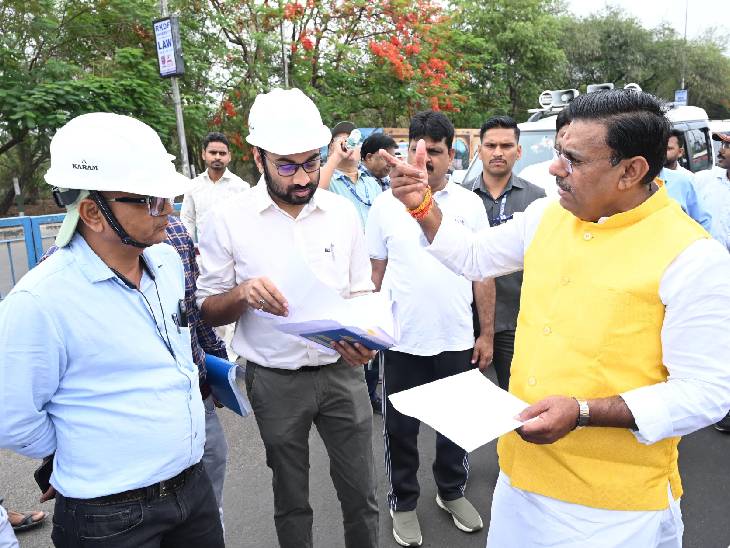 एलिवेटेड के निरीक्षण के दौरान इंजीनियरों से चर्चा करते विधायक रामेश्वर शर्मा।