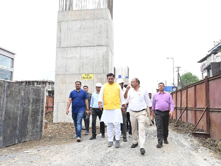 बैरागढ़ में बन रहे ब्रिज के काम को देखते विधायक रामेश्वर शर्मा।