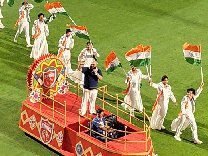 पाकिस्तान से तनाव के बीच धर्मशाला स्टेडियम में बी प्राक ने गाया 'तेरी मिट्टी', 'मां तुझे सलाम'।