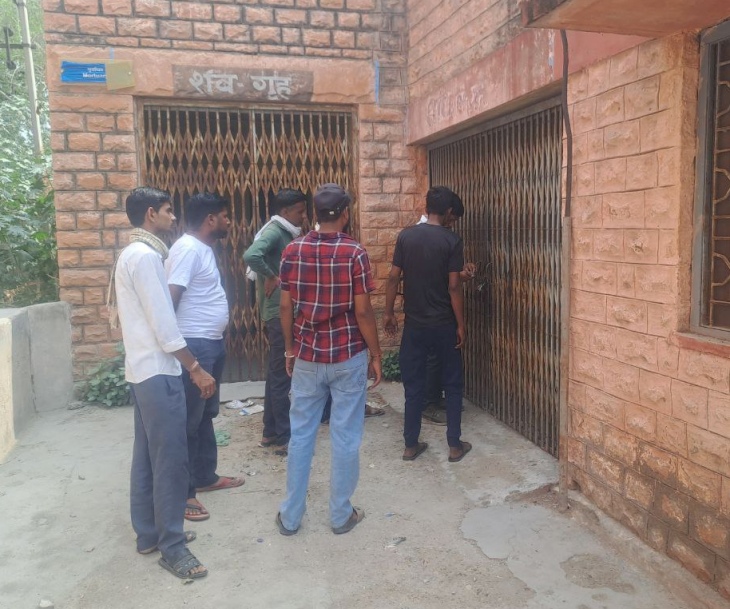 पाली के बांगड़ हॉस्पिटल के बाहर बुधवार सुबह पहुंचे परिजन।