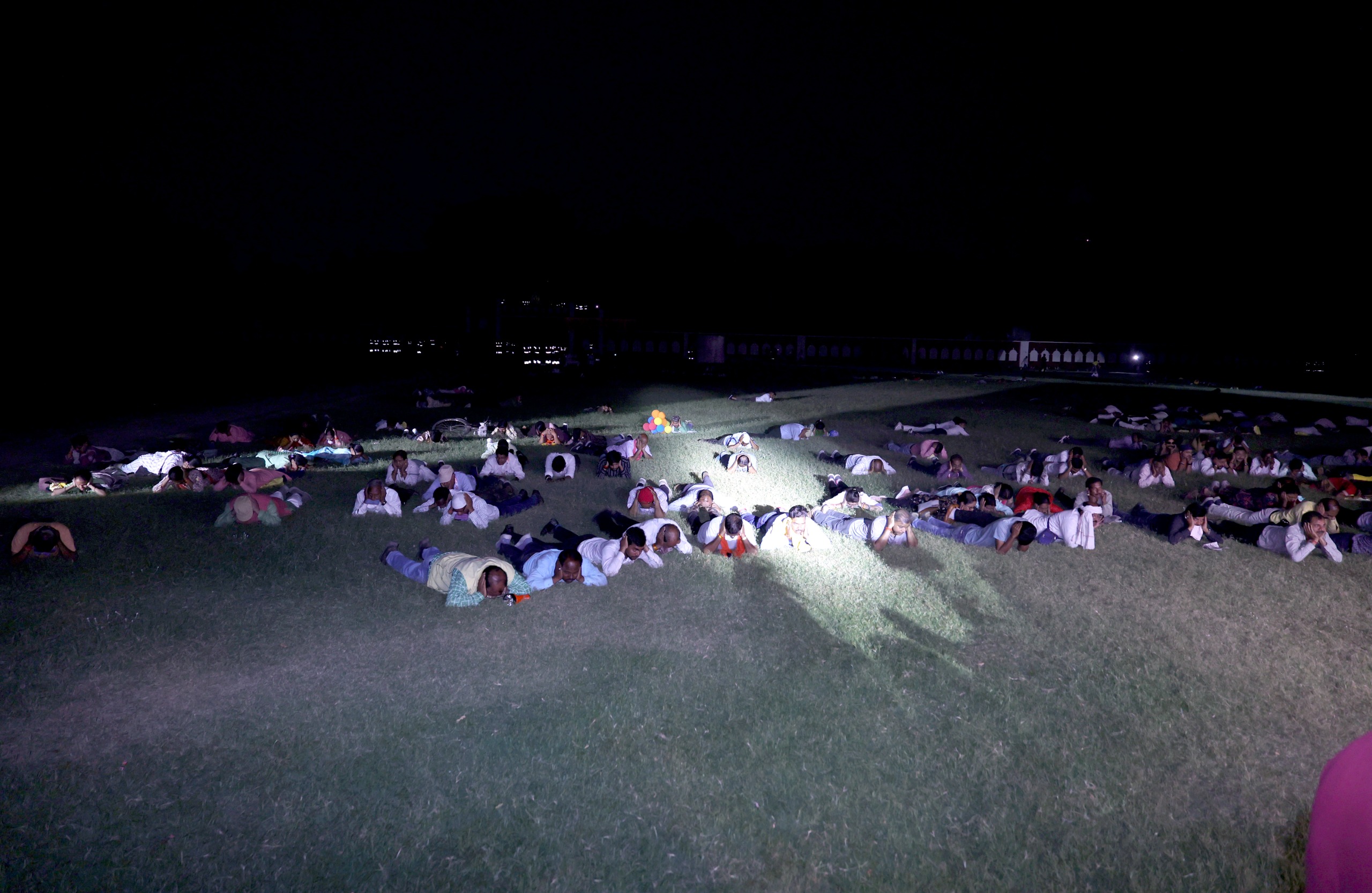 पुलिस लाइन में सायरन बजने पर लोग जमीन पर लेट गए। कान बंद कर लिये।