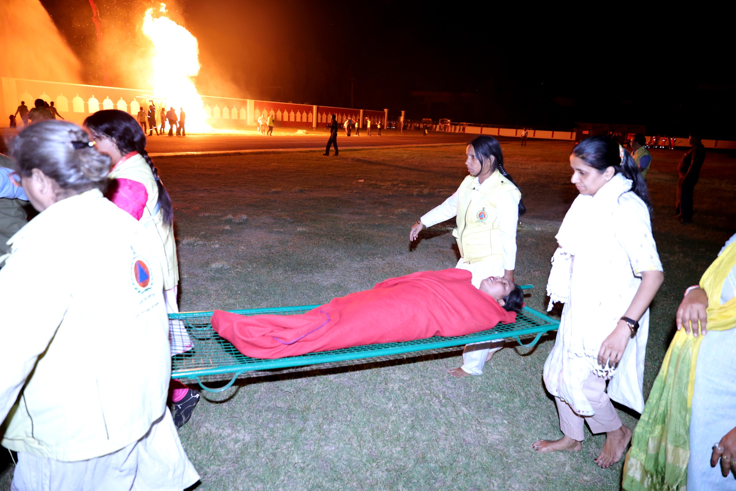 पुलिस लाइन में घायलों को अस्पताल पहुंचाया गया।