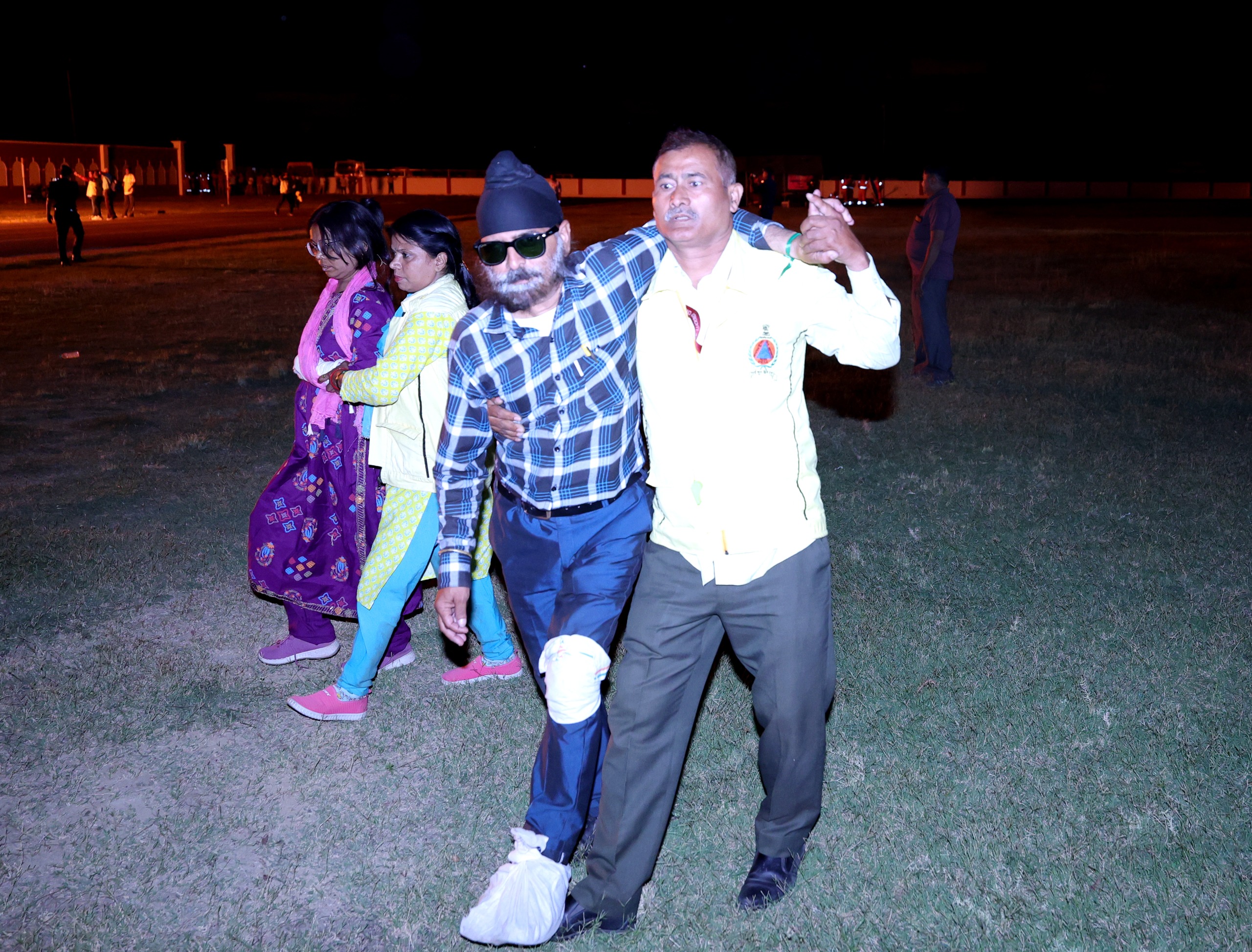 पुलिस लाइन में घायल व्यक्ति की पड़ोसियों ने मदद की।