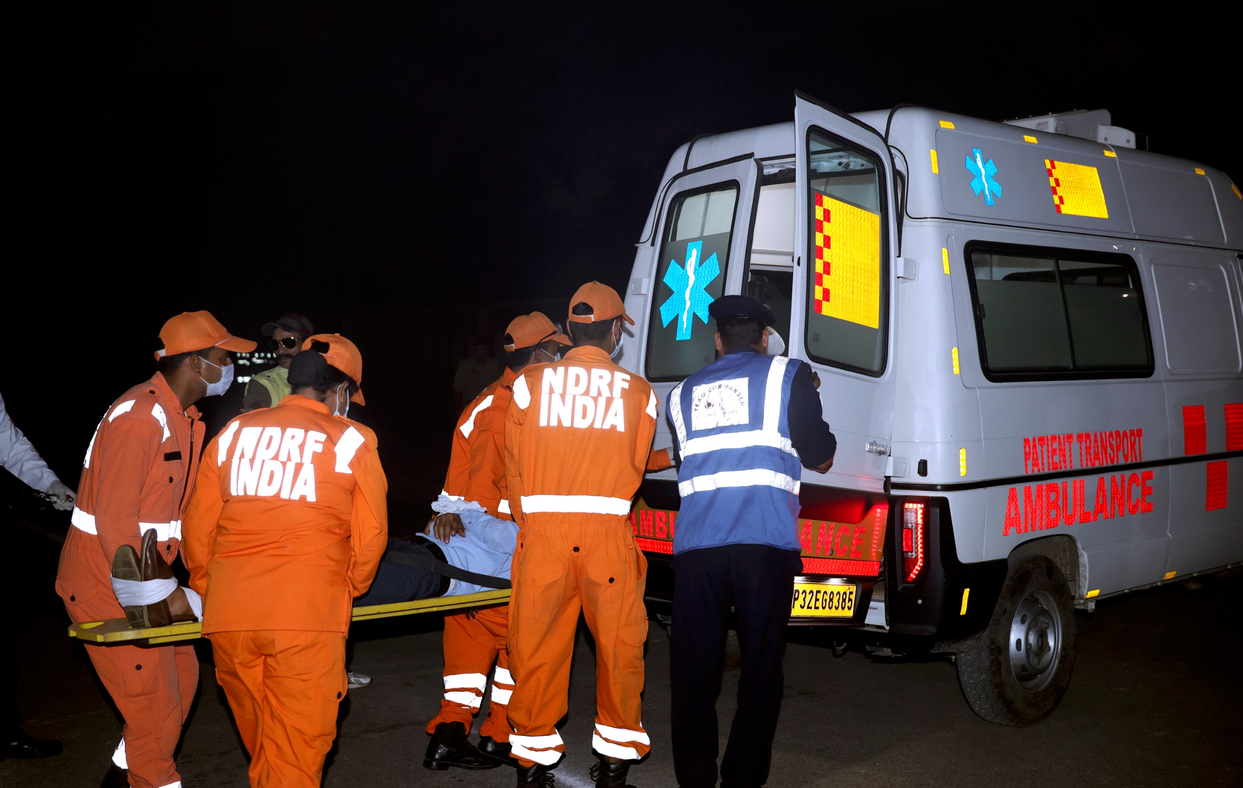 मदद के लिए एनडीआरएफ की टीम पहुंची और मलबे में दबे लोगों को बाहर निकाला।