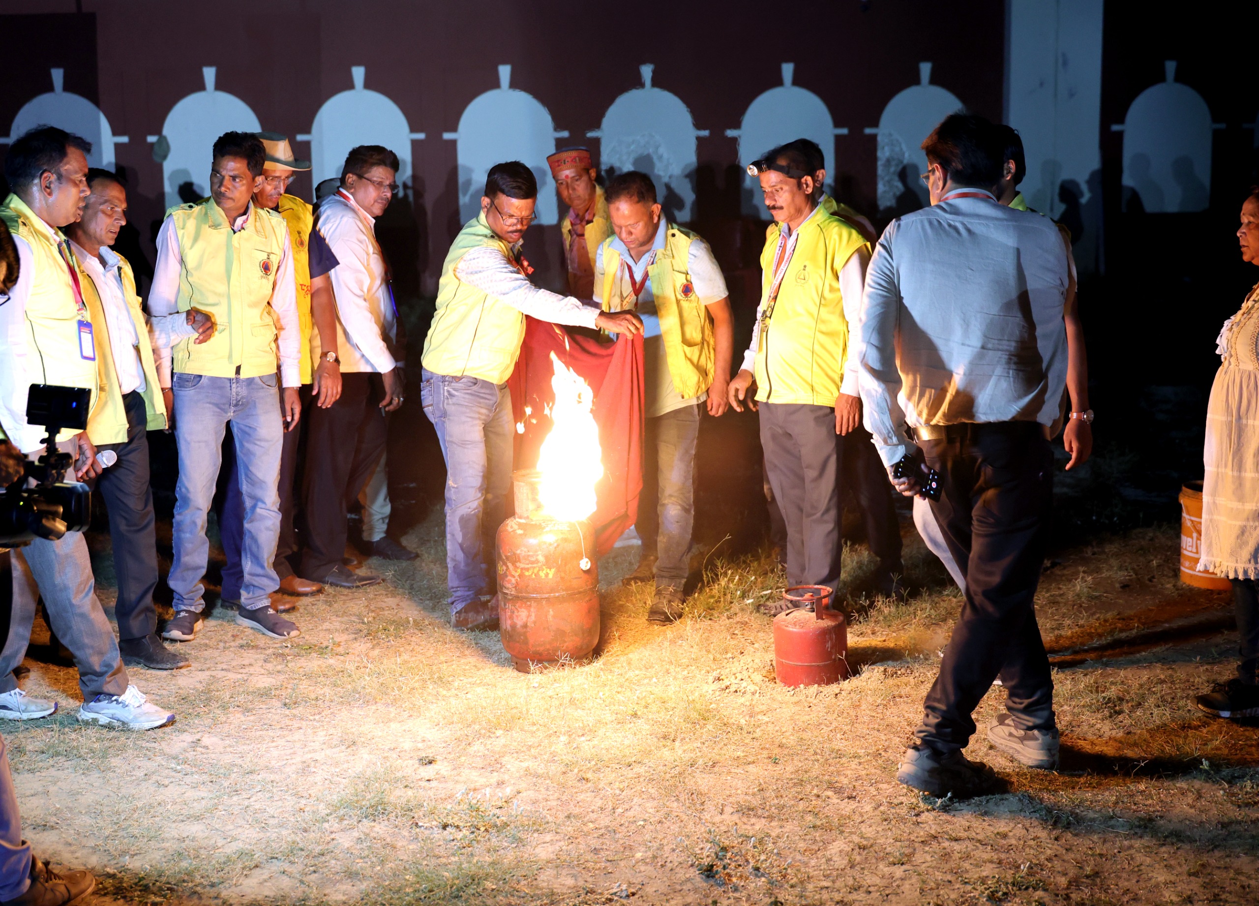 पुलिस लाइन में सिलेंडर में भी आग लग गई। उसे भीगे कपड़े से ढककर बुझाया गया।