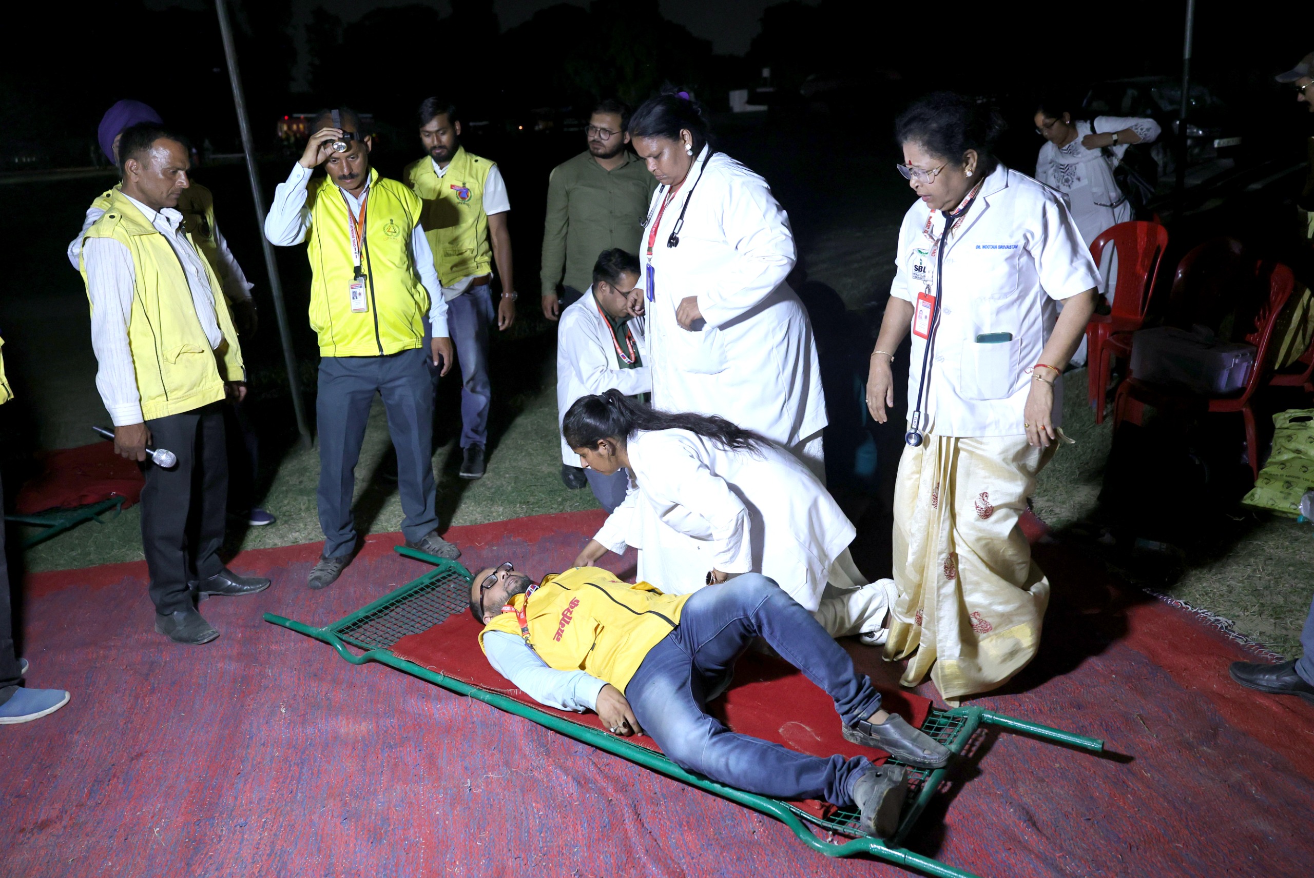 पुलिस लाइन में बमबारी के दौरान घायल हुए व्यक्ति को फर्स्ट-एड का मॉक किया गया।