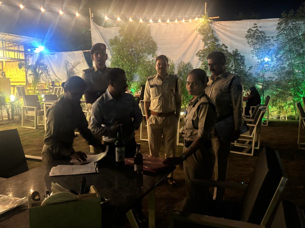 आबकारी विभाग की टीमों ने बुधवार देर रात बार, रेस्टोरेंट और होटल में कार्रवाई की। - Dainik Bhaskar