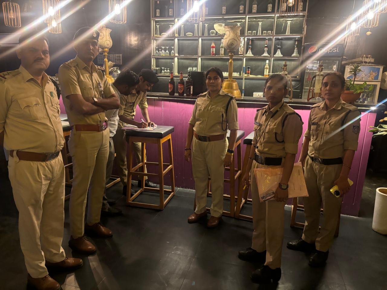 रात में कार्रवाई करता आबकारी विभाग का अमला।