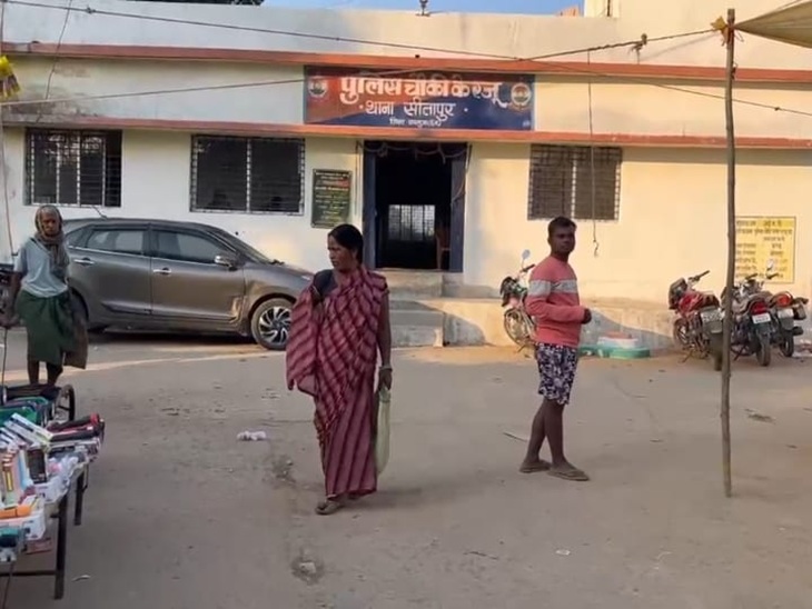 पुलिस चौकी पहुंचे युवक के परिजन