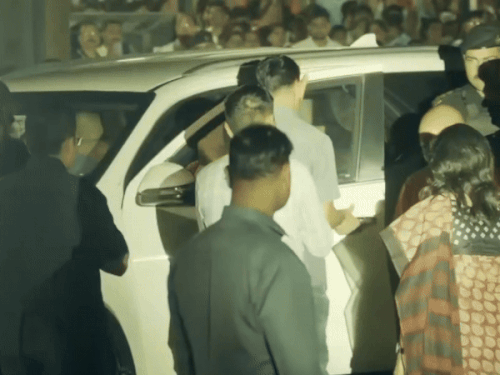 पुलिस लाइन में आयोजित मॉड ड्रिल में मुख्यमंत्री योगी आदित्यनाथ पहुंचे, तो भारत माता के जयकारे लगने लगे।