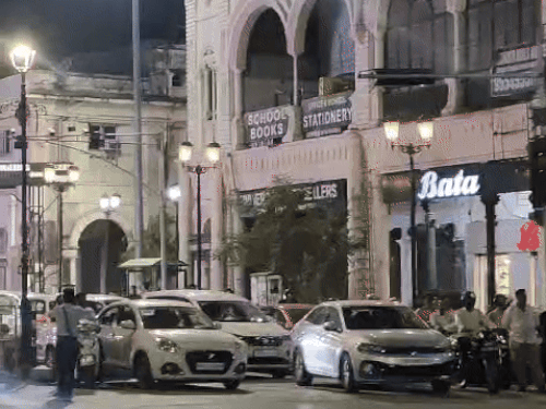 हजरतगंज चौराहे पर वाहन खड़े हो गए। अधिकतर वाहनों की हेडलाइट बंद हो गईं।